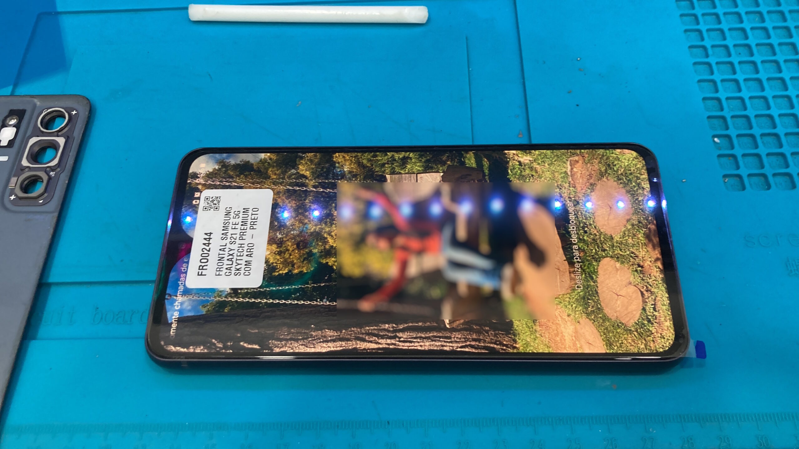 Celular Android em teste após manutenção
