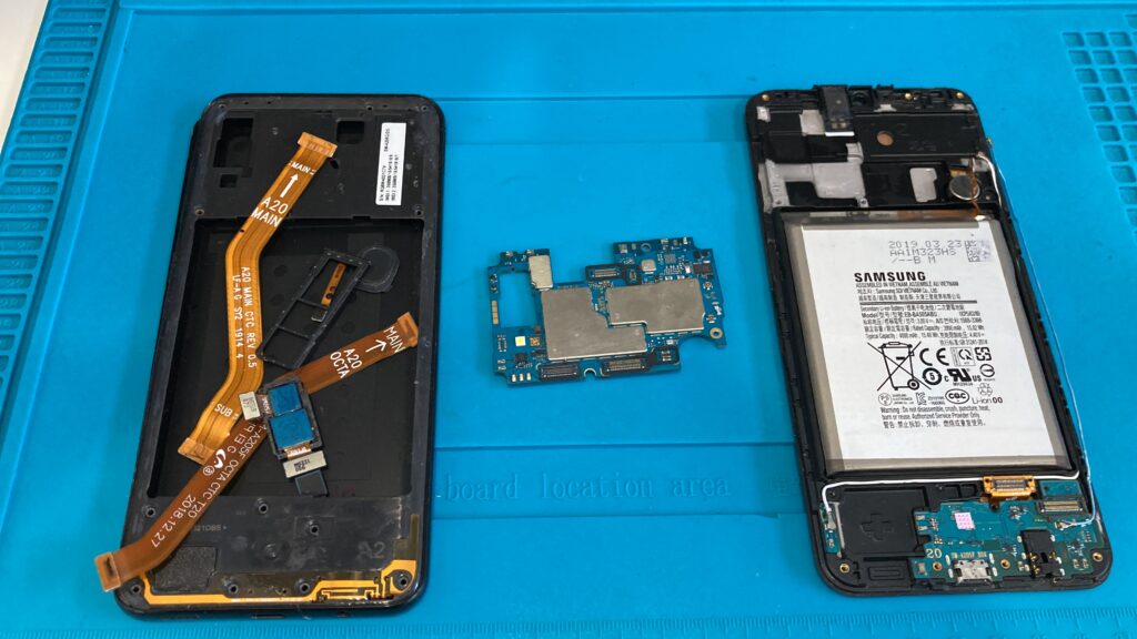 Celular Android desmontado para manutenção técnica
