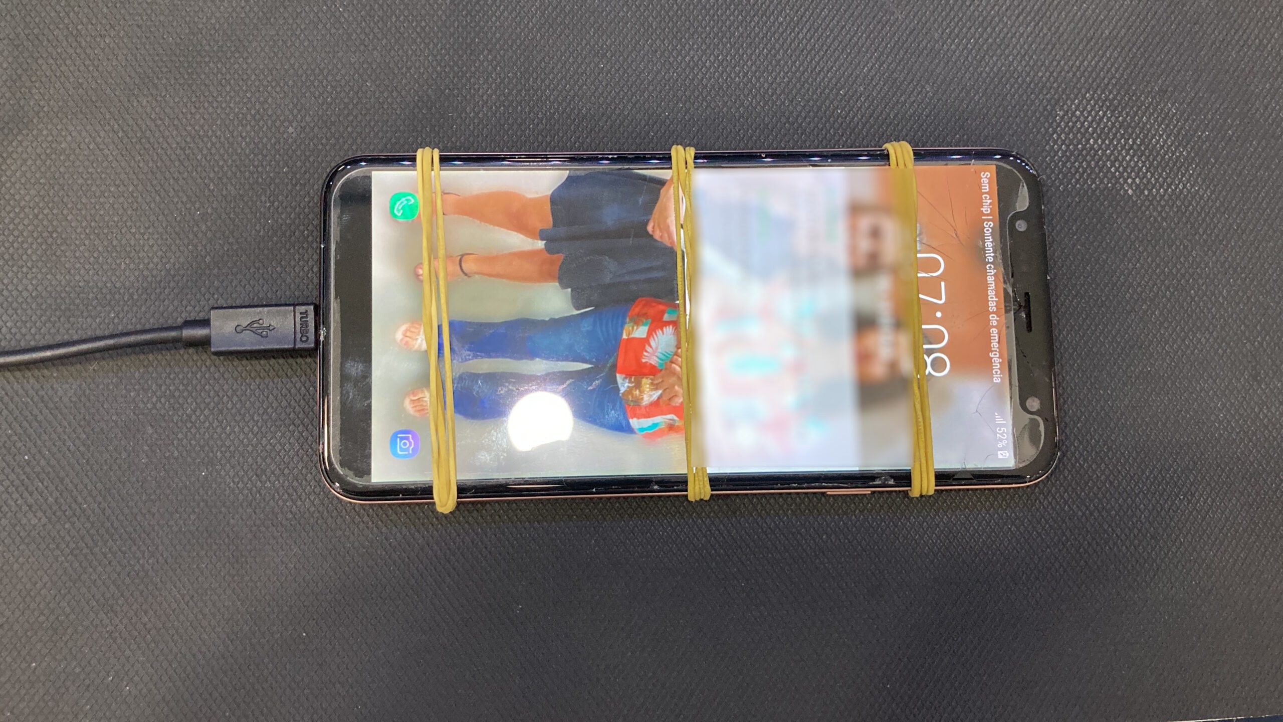 Manutenção de conector em celular Android